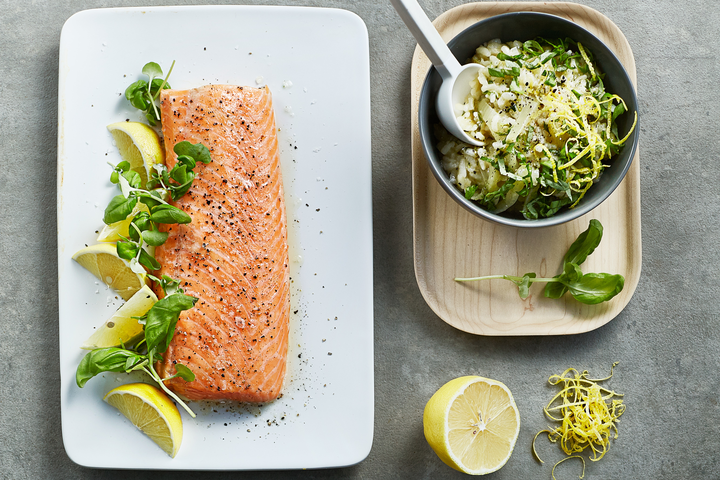 Salmone cotto al forno con limone, crescione e contorno di riso allo zafferano e erbette.