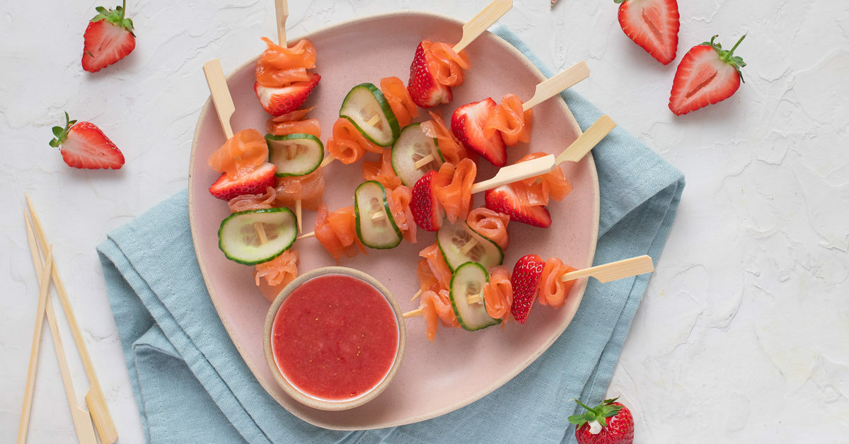 Spiedini di salmone affumicato, fragole e cetriolo con salsa alle fragole.