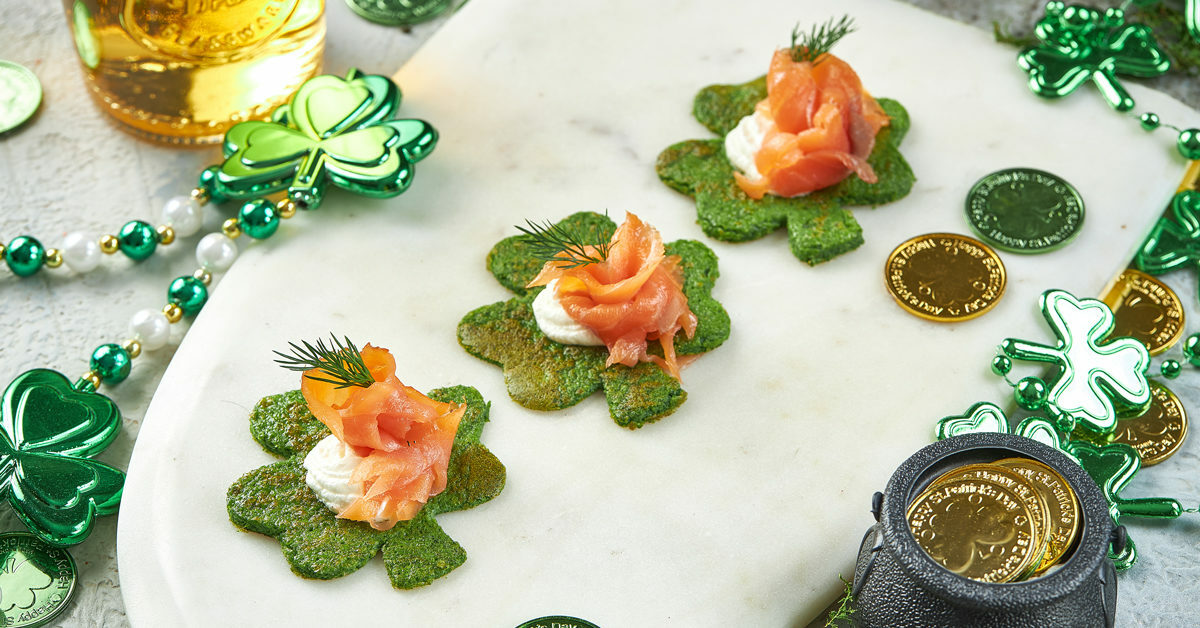 Trèfle vert avec saumon fumé, crème et aneth, pour la Saint-Patrick.