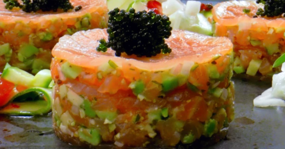 Tartare di salmone e avocado con caviale.