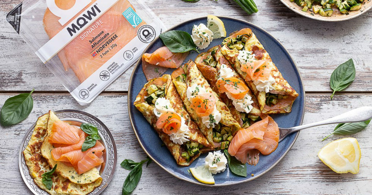 Crêpes salate con salmone affumicato, zucchine e formaggio spalmabile, guarnite con basilico.