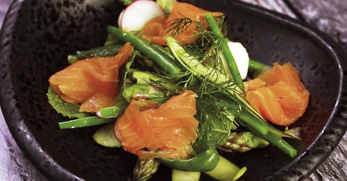 Insalata di salmone affumicato, asparagi, fagiolini e ravanelli con aneto.
