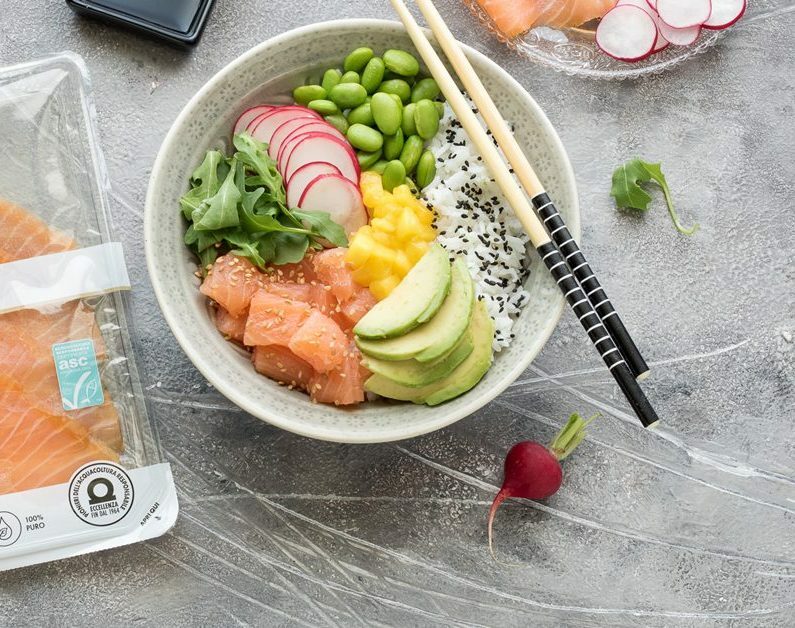 Poke bowl con salmone, riso, avocado, edamame, ravanelli e mango.