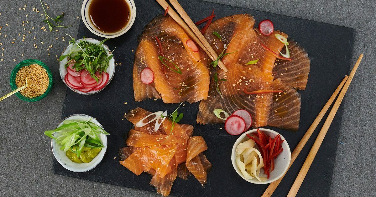 Affumicato salmone con contorni asiatici e bacchette.