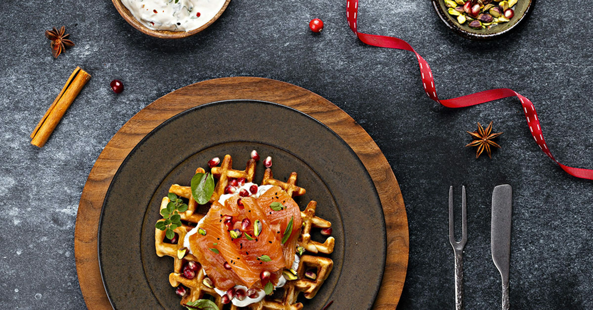 Waffle salato con salmone affumicato, panna, melograno e pistacchi.