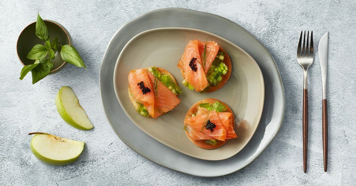 Trancetti di salmone affumicato su crostini con caviale e finocchietto.