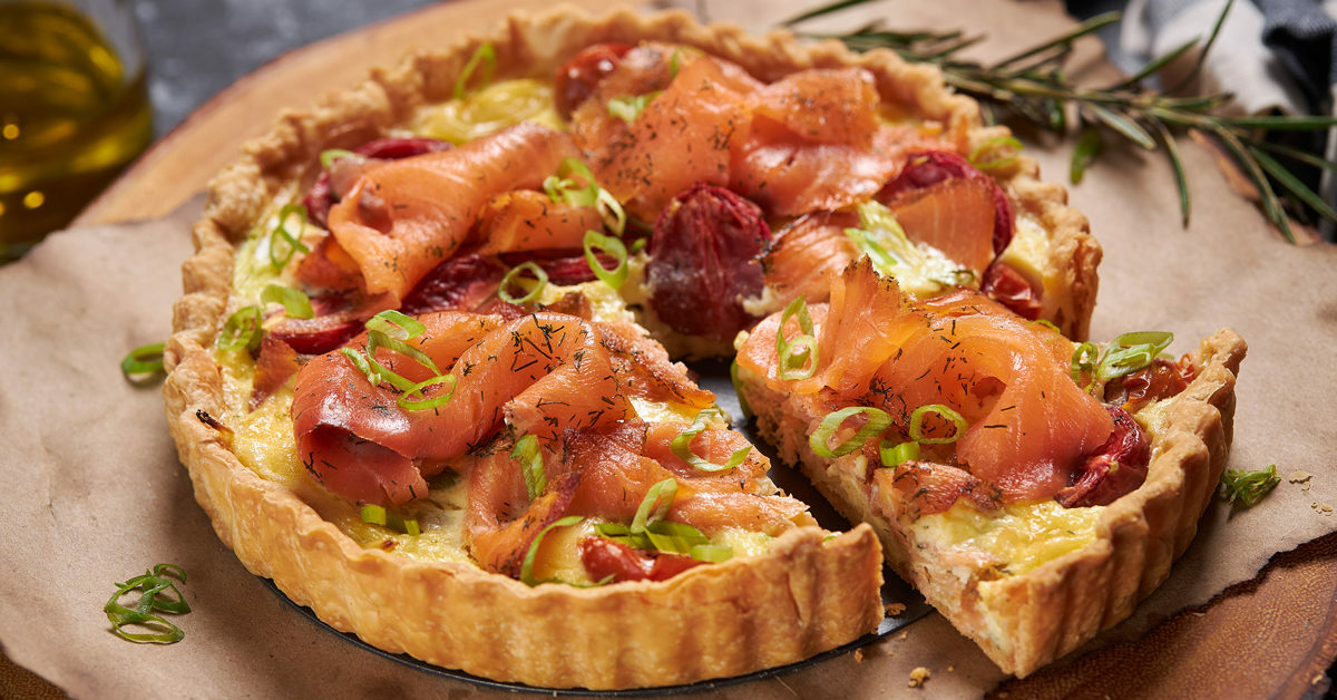 Torta salata con salmone affumicato, pomodorini e erba cipollina