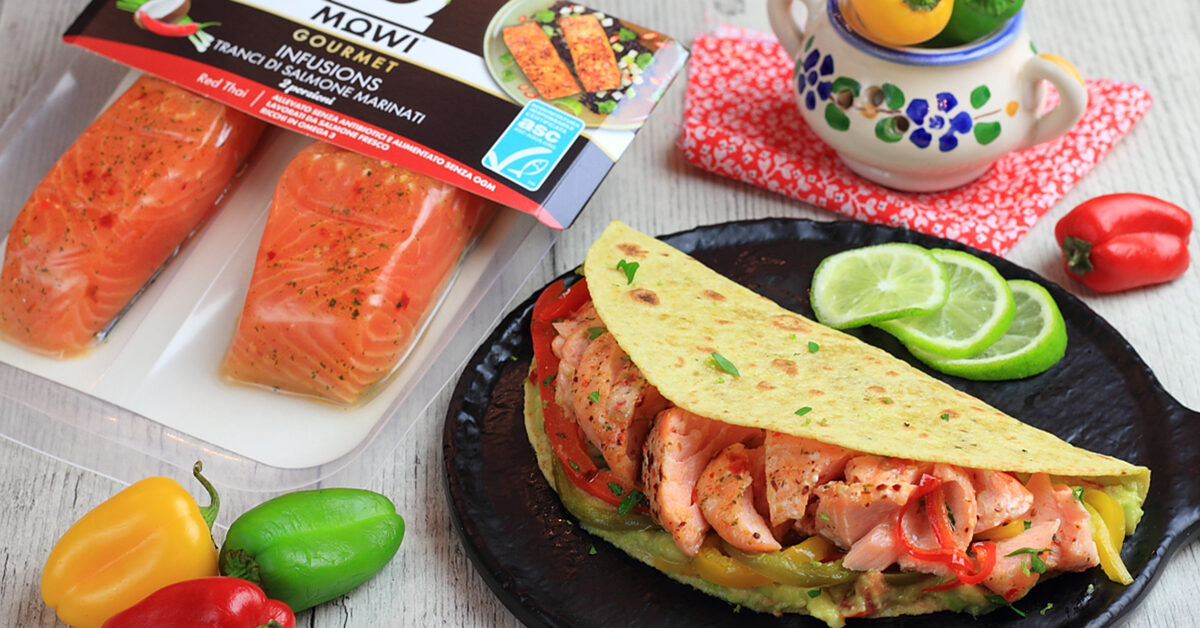 Salmone marinato in tortilla con verdure, lime e peperoni.
