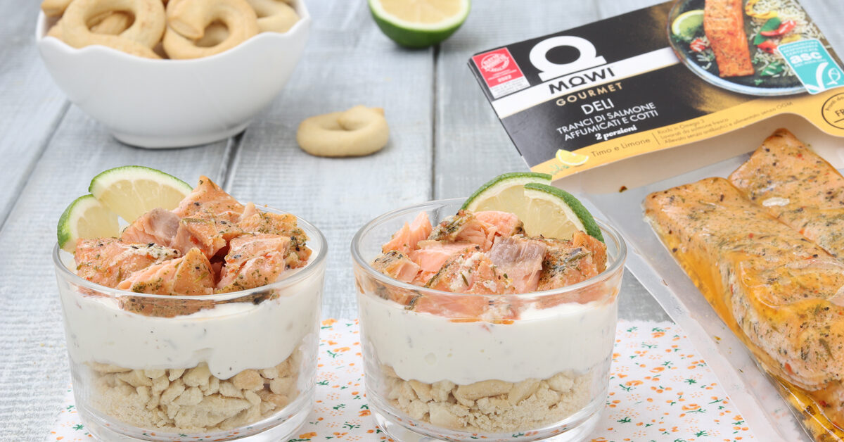 Tranci di salmone affumicato con crema e limone in bicchiere.