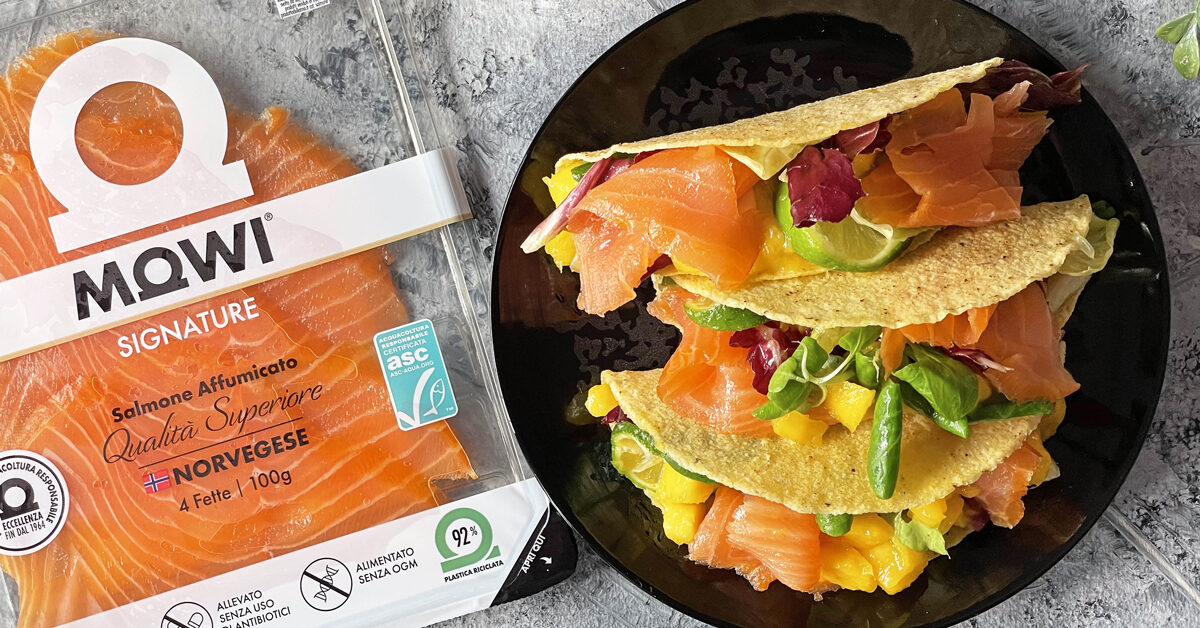Tacos di salmone affumicato norvegese con mango e insalata.