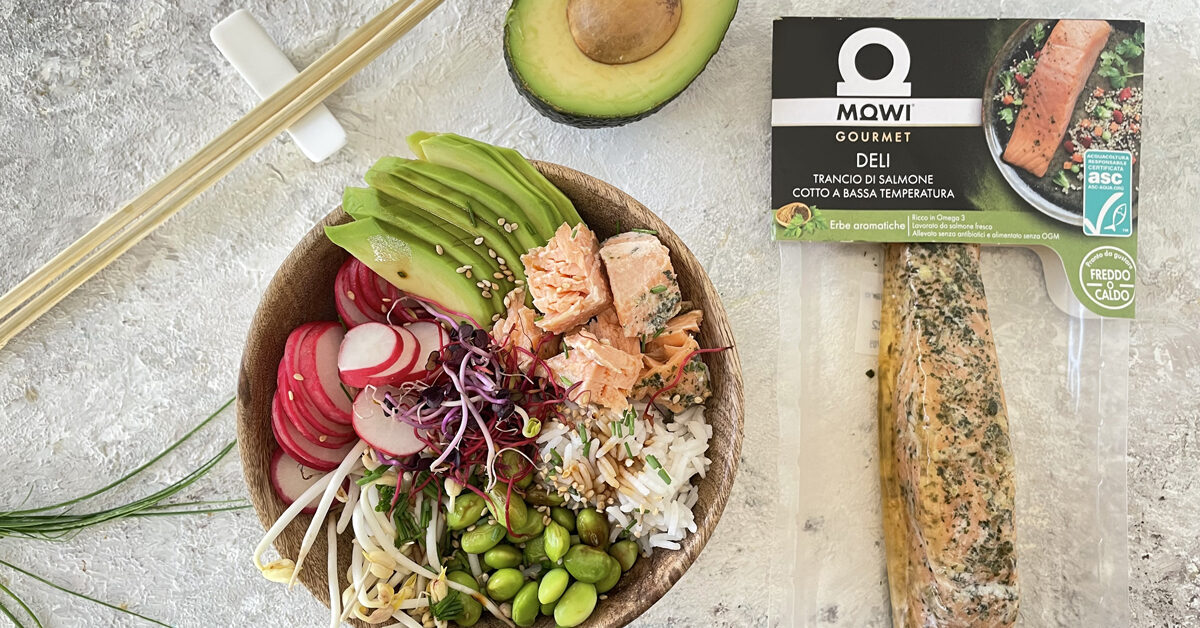 Poke bowl con salmone, avocado, ravanelli e germogli, confezione salmone a bassa temperatura.