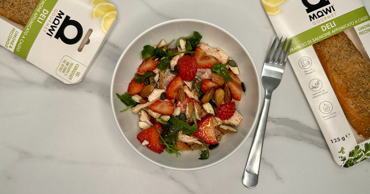 Insalata con salmone affumicato, fragole, mandorle e semi.