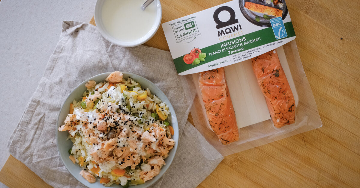 Salmone marinato MOWI con riso e verdure, pronto da gustare.