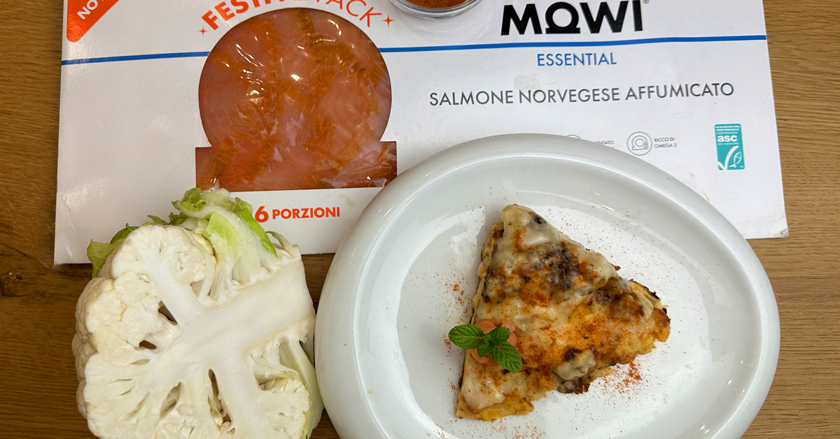 Salmone norvegese affumicato Mowi con cavolfiore e tortino su piatto.