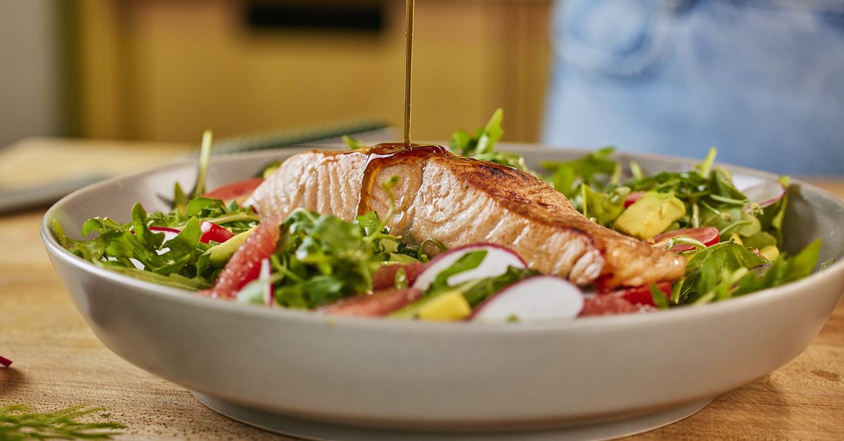 Insalata di salmone grigliato con pompelmo rosa e rucola