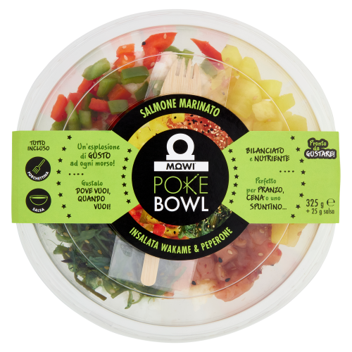 Poke bowl di salmone marinato con wakame e peperone, pronta da gustare.